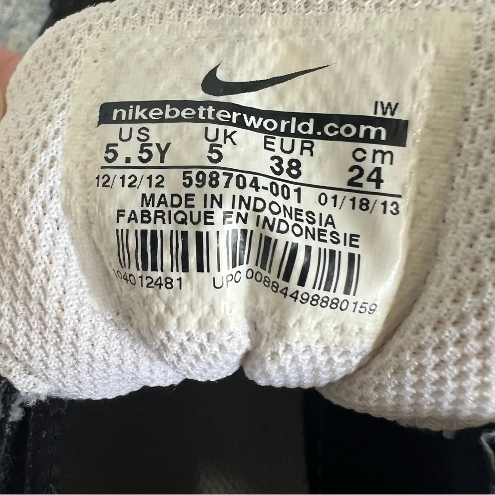 Nike Training Youth Size 5.5 Black White Unisex Sneakers Shoes